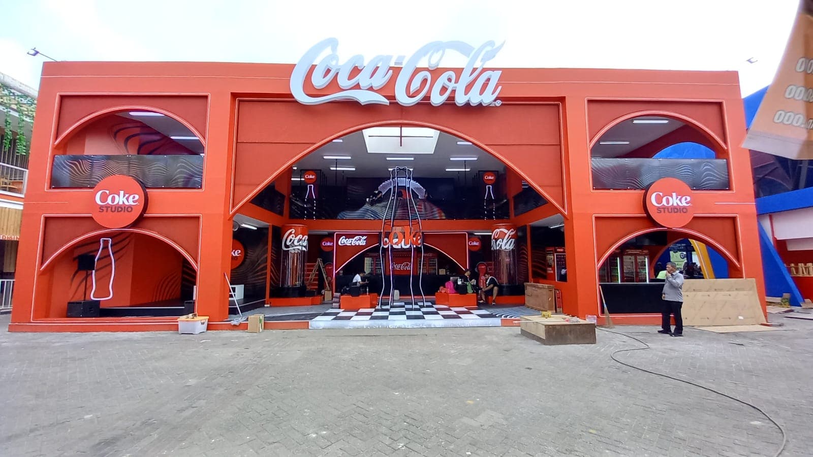 COCA COLA MAINBOOTH-PRJ — Project InterProduction